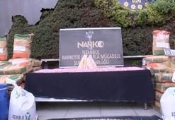 İstanbul'da 16 şüphelinin yakalandığı operasyonda ele geçirilen uyuşturucular emniyette sergilendi