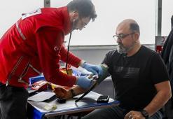 Prof. Dr. Sinan Canan, Türk Kızılay'da kan bağışında bulundu