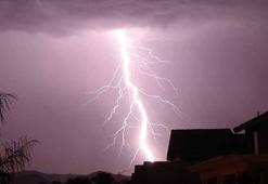 Hindistan'da yıldırım düştü: 8 ölü