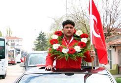 Milli takım forması giymeye hak kazanan Edirneli güreşçi, mahallesinde davul ve zurnayla karşılandı