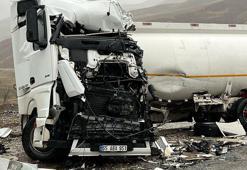 Otobüs ile tanker çarpıştı; 1 ölü, 9 yaralı