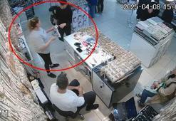 Düğün alışverişinde unutulan altın ve para dolu poşeti, sahibine teslim etti