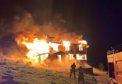 Artvin'de 2 katlı ahşap ev, alev alev yandı