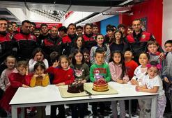 Okulda kavga ihbara giden polislere öğrencilerden pastalı sürpriz