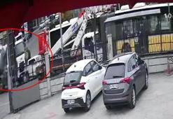 Avcılar'da beton mikseri otomobile çarptı; o anlar kamerada