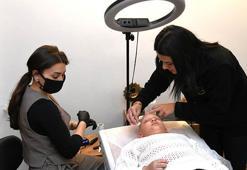 Küçük Aysima'ya, dökülen kaşlarının yerine kalıcı makyajla kaş yapıldı