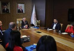 Bakan Bak Özel Sporcular Para Atletizm Milli Takımı'nı kabul etti