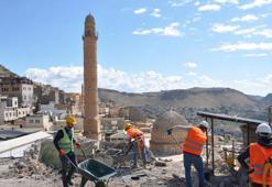 Mardin'in tarihi dokusunu bozan betonarme binalarda yıkım sürüyor