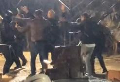 Sokak düğününde sağanak altında dans ettiler; o anlar kamerada