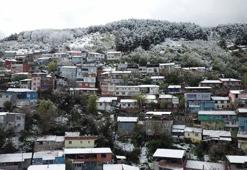 Uludağ'ın eteklerindeki mahallelerde rengarenk evler beyaz örtüyle kaplandı