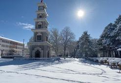 Erzincanlılar nisan ayında güne 20 santime ulaşan karla uyandı