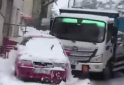 Oksijen tüpü yüklü kamyonet, karda kayıp park halindeki 2 araca çarptı
