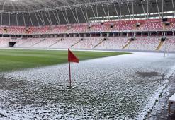 Sivas 4 Eylül Stadı'nın zemini kısmen karla kaplandı