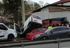 Hafif ticari araç, tamirhane önüne bırakılan otomobile çarptı; 3 yaralı