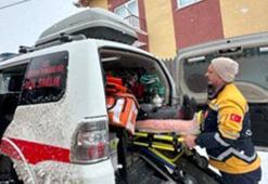 Yolu kapanan köyde ayağı kırılan kadın, paletli ambulansla hastaneye ulaştırıldı