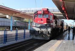 Turistik Diyarbakır Ekspresi, halk oyunları gösterisi ve güllerle karşılandı