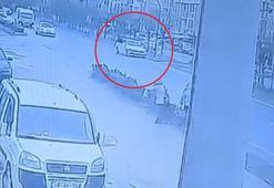 Yolun karşısına geçmek isterken otomobilin çarptığı yaya öldü; kaza kamerada