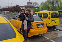 Taksiciler, buldukları küçük çocuğu ailesine ulaştırdı