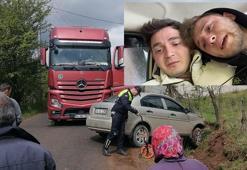 Kazada yan yatan otomobilde mahsur kalan 2 arkadaş o anları görüntüledi