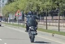 Motosikletini tek teker üstünde kullanan sürücüye 8 bin TL ceza
