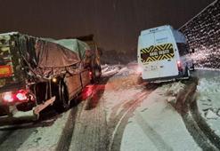 Ağrı’da eğitime kar engeli; Yolda kalan araçlar için küreme çalışması başlatıldı