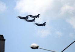 Savaş uçaklarının gösterisi ilgiyle izlendi