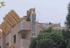 Kadıköy'de yıkım sırasında 5'inci kattan düşen kepçe operatörü ağır yaralandı