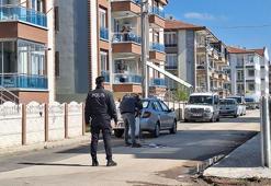 Tartıştığı eşini tabancayla öldürüp, intihara kalkıştı