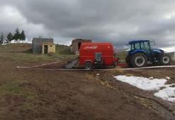 Çalışır haldeki yem karma makinesine düşerek öldü