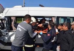 Tur minibüsü, sulama tankerine çarptı: 5'i turist 6 yaralı