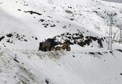 Diyarbakır’da, kırsal mahalle yollarında kar temizliği