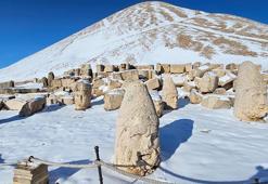 Nisan ayında Nemrut'ta turistlere kar sürprizi