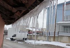 Başkale'de evlerin çatılarında buz sarkıtları oluştu