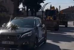 Kepçe operatörü damada, iş makineleri ve traktörlerle düğün konvoyu