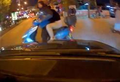 Otomobilin yaya geçidinde çarptığı motosikletteki 2 kişi yaralandı; kaza kamerada