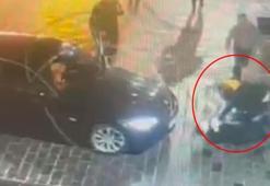 Derbi için Taksim’e gelen taraftar hızlı araç süren sürücüyü bıçakladı; o anlar kamerada