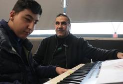 Görme engelli müzik öğretmeni, kendisi gibi özel öğrencilere ders veriyor