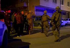 Balkondan tüfekle havaya ateşe açıp, kendini eve kilitledi