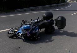 Kartal'da motosiklet otomobile çarptı; motosiklet sürücüsü ağır yaralandı
