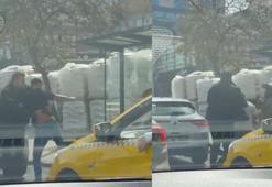 Sancaktepe'de sürücülerin yumruklu kavgası kamerada