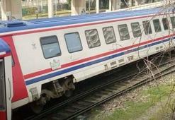 İzmir’de bakımdan dönen yolcu treninin bir vagonu raydan çıktı