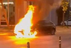 Pendik'te park halindeki otomobil alev alev yandı