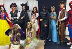 Liseliler, masal kahramanı kostümleri dikerek para kazanıyor