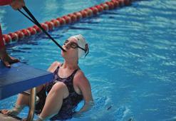 Paralimpik mili yüzücü Esra, dişleriyle sıkıştırdığı aparatla katıldığı yarışmada dünya 2'ncisi oldu