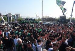 Süper Lig’i garantileyen Kocaelispor’u, taraftar kutlama yapmak için bekliyor