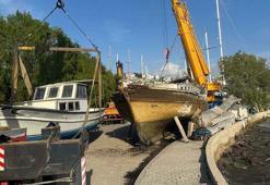 Bodrum’da 2 yıldır yarı batık haldeki tekne vinçle çıkarıldı