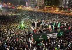 Kocaelispor, şampiyonluk otobüsüyle gelip binlerce taraftarıyla buluştu
