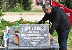 17 yaşında ölen oğlunun mezarını 19 aydır her gün aynı saatte ziyaret edip, günlük rutinlerini anlatıyor