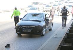 Polisten kaçarken üst geçitten atladı, otomobilin üzerine düştü