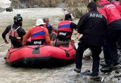 Zap Suyu yükselince mahsur kalan 4 kişi botla kurtarıldı
